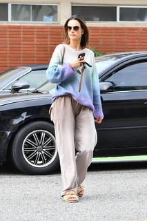 Alessandra Ambrosio feet photo thumbnail