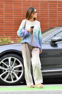 Alessandra Ambrosio feet photo thumbnail