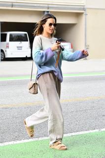 Alessandra Ambrosio feet photo thumbnail