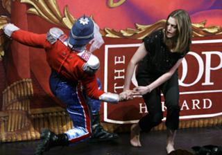 Anne Hathaway feet photo thumbnail