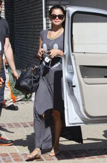 Selena Gomez feet photo thumbnail