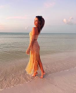 Alessandra Ambrosio feet photo thumbnail