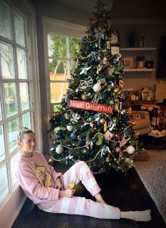 Brie Larson feet photo thumbnail