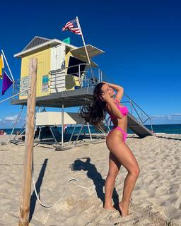 Larissa Manoela feet photo thumbnail