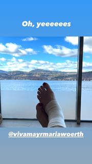 Elizabeth Hurley feet photo thumbnail