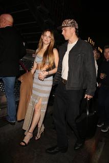 Riley Keough feet photo thumbnail