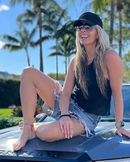 Adriane Galisteu feet photo thumbnail
