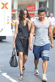 Zoe Saldana feet photo thumbnail
