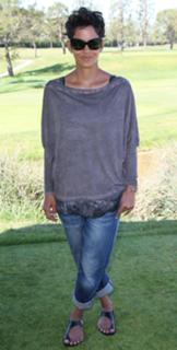 Halle Berry feet photo thumbnail