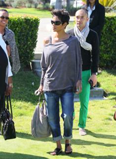 Halle Berry feet photo thumbnail