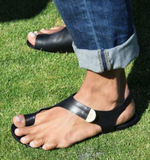 Halle Berry feet photo thumbnail