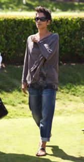 Halle Berry feet photo thumbnail