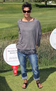Halle Berry feet photo thumbnail