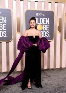Selena Gomez feet photo thumbnail