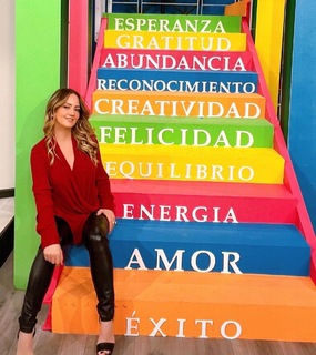 Andrea Legarreta feet photo thumbnail