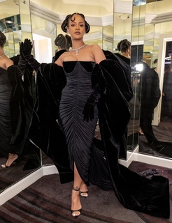 Rihanna feet photo thumbnail
