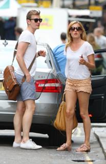 Cat Deeley feet photo thumbnail