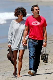 Halle Berry feet photo thumbnail