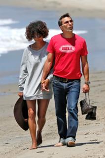 Halle Berry feet photo thumbnail