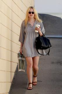 Dakota Fanning feet photo thumbnail