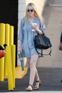 Dakota Fanning feet photo thumbnail