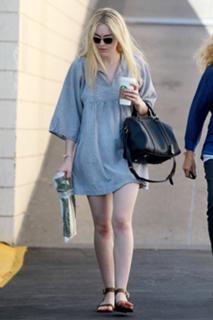 Dakota Fanning feet photo thumbnail
