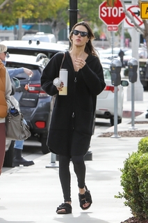 Alessandra Ambrosio feet photo thumbnail