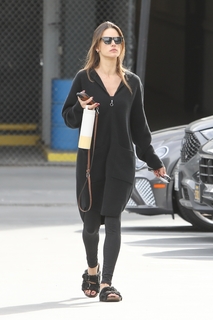 Alessandra Ambrosio feet photo thumbnail