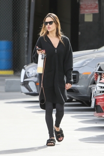 Alessandra Ambrosio feet photo thumbnail