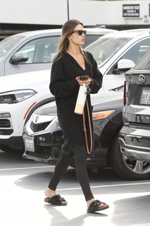 Alessandra Ambrosio feet photo thumbnail