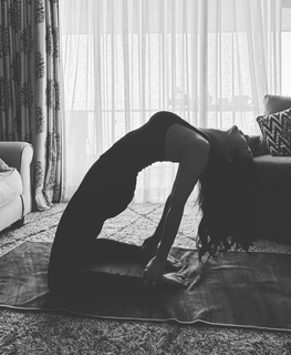 Mouni Roy feet photo thumbnail