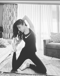 Mouni Roy feet photo thumbnail
