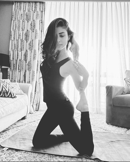 Mouni Roy feet photo thumbnail