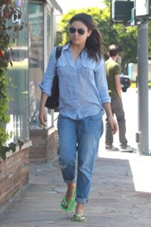 Mila Kunis feet photo thumbnail