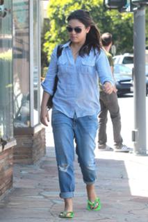 Mila Kunis feet photo thumbnail