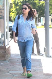 Mila Kunis feet photo thumbnail