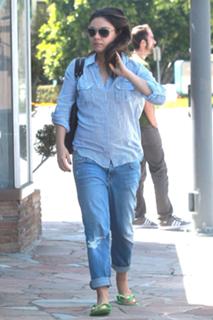 Mila Kunis feet photo thumbnail