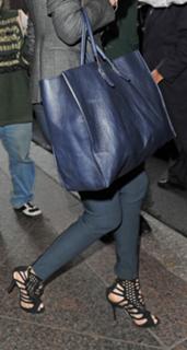 Charlize Theron feet photo thumbnail