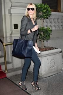 Charlize Theron feet photo thumbnail
