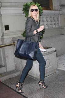Charlize Theron feet photo thumbnail