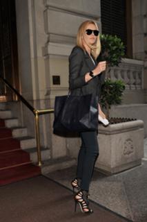 Charlize Theron feet photo thumbnail