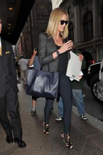 Charlize Theron feet photo thumbnail