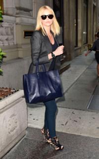 Charlize Theron feet photo thumbnail