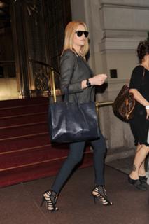 Charlize Theron feet photo thumbnail