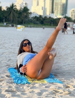 Claudia Romani feet photo thumbnail