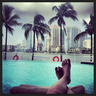 Blanca Suárez feet photo thumbnail