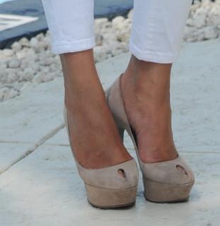 Chrissy Teigen feet photo thumbnail
