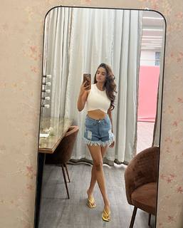 Anushka Sen feet photo thumbnail