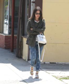 Rachel Bilson feet photo thumbnail