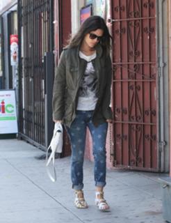 Rachel Bilson feet photo thumbnail